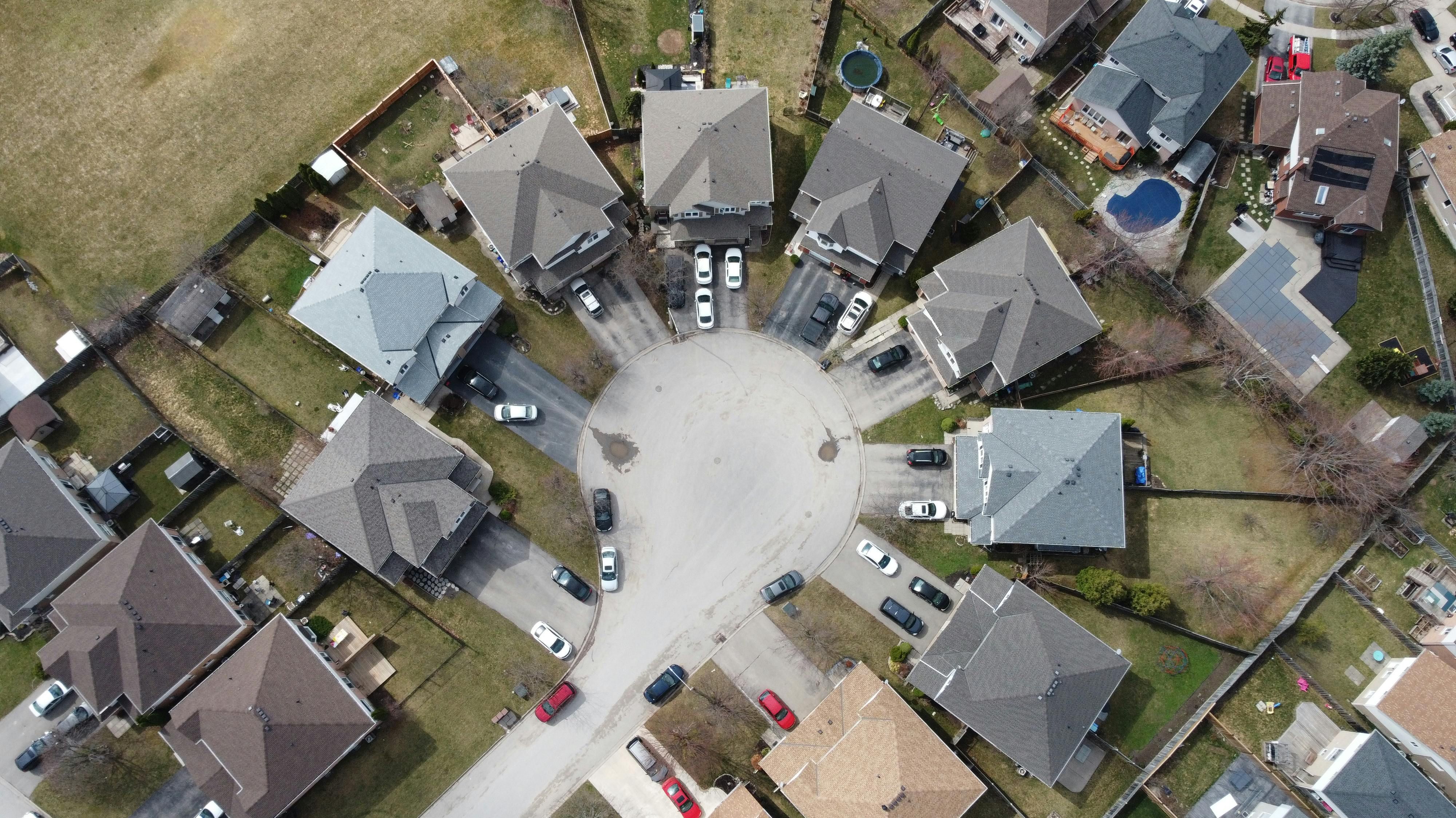 Aerial view of a Canadian suburban neighbourhood with detached homes lining a quiet cul-de-sac